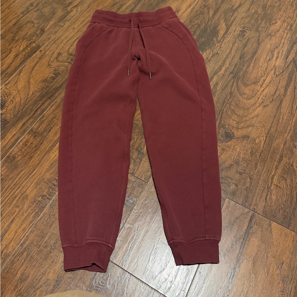 Lululemon women’s burgundy scuba joggers size 4